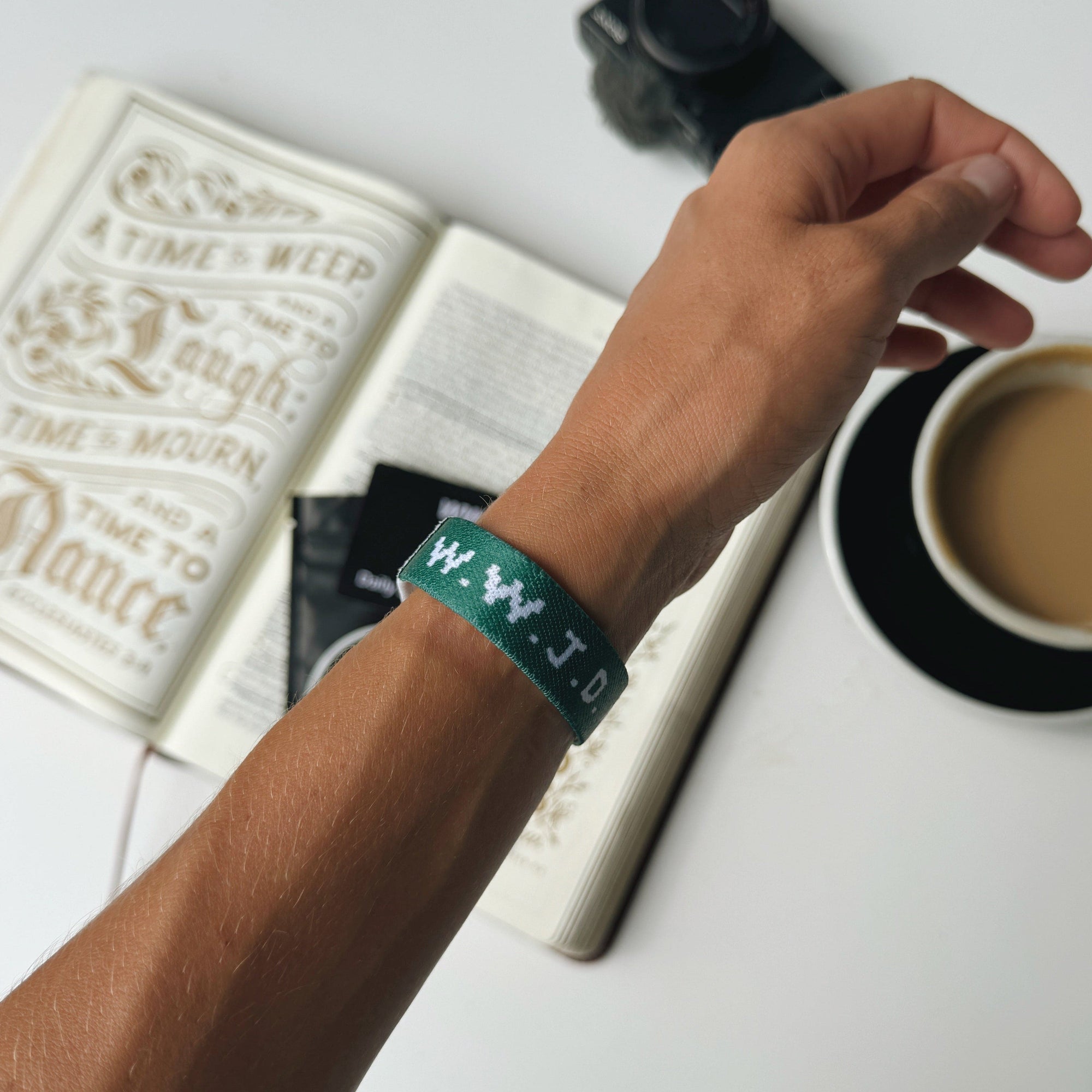 NEW! | DAILY BIBLE VERSE "WWJD X HWLF" BRACELET | GREEN